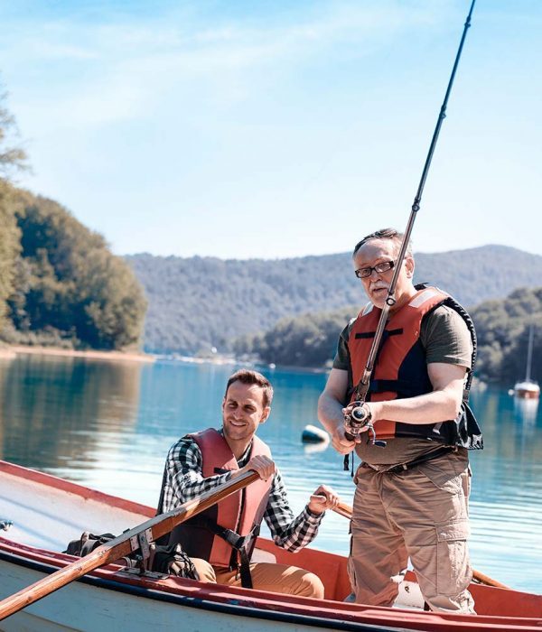 son-and-father-bonding-during-fishing-on-jetty-8FUD5A6-resize-p92w2rdtgwqswnmtmwzoj0hwd5ygle3e0ccuvpjk2g